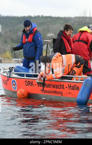 Aseleben, Deutschland. 18. April 2023. Archäologen durchsuchen den Grund von Sweet Lake mit einem Subprofiler. Auf dem Grund des Sees werden Schätze unter Wasser vermutet. Kredit: Heiko Rebsch/dpa/Alamy Live News Stockfoto