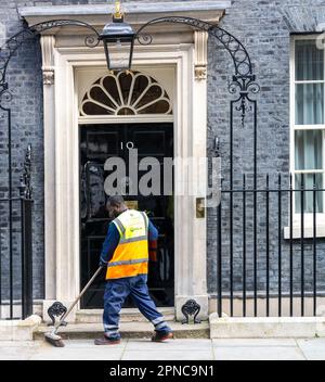 London, Großbritannien. 18. April 2023. Kehrmaschine in der Downing Street 10 London. Kredit: Ian Davidson/Alamy Live News Stockfoto