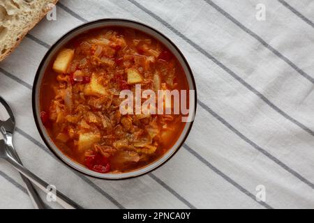 Hausgemachter Kohl und Kartoffelsuppe in einer Schüssel, Draufsicht. Über Kopf, von oben, flach verlegt. Stockfoto