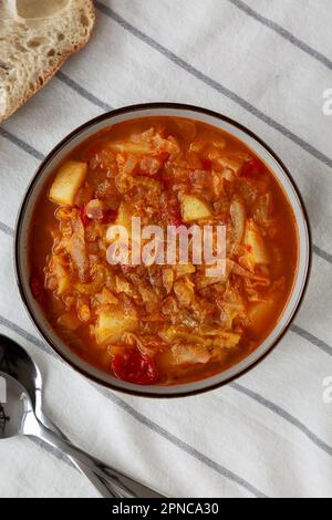 Hausgemachter Kohl und Kartoffelsuppe in einer Schüssel, Draufsicht. Über Kopf, von oben, flach verlegt. Stockfoto