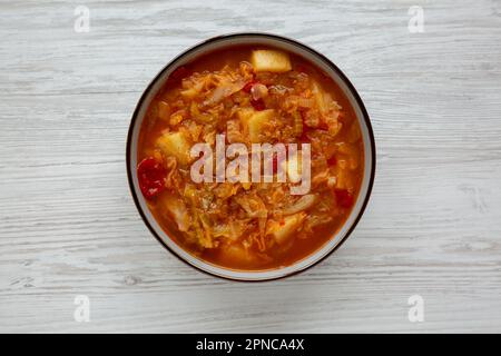 Hausgemachter Kohl und Kartoffelsuppe in einer Schüssel, Draufsicht. Über Kopf, von oben, flach verlegt. Stockfoto