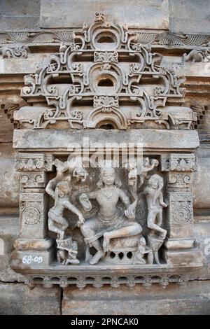 An der Außenwand des Harshat Mata Tempels, einem hinduistischen Tempel, der einer Göttin Harshat Mata, Abhaneri, Rajasthan, Indien gewidmet ist, befinden sich geschnitzte Idole aus Stein Stockfoto