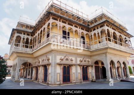 Außenfassaden des Innenhofs von Mubarak Mahal, vollständig entwickelt bis 1900, Stadtpalast, Jaipur, Rajasthan, Indien Stockfoto