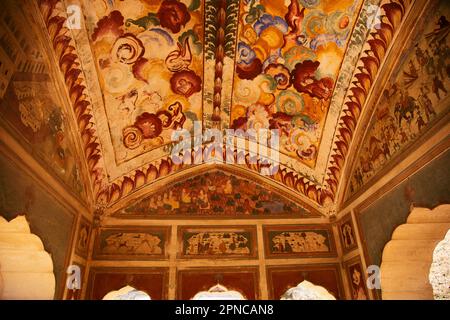 Farbenfrohe Decke mit kleinen Chhatri in der Nähe von Zanana Kund (Ladies Pool), auf dem Gelände von Galtaji Mandir, Jaipur, Rajasthan, Indien Stockfoto