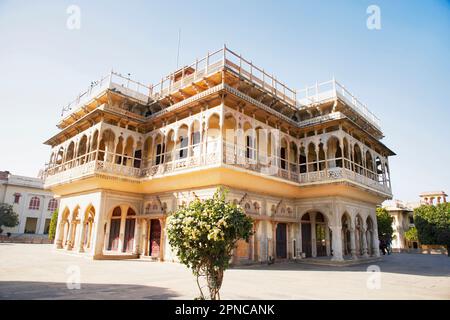 Außenfassaden des Innenhofs von Mubarak Mahal, vollständig entwickelt bis 1900, Stadtpalast, Jaipur, Rajasthan, Indien Stockfoto