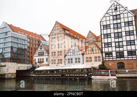 Danzig, Polen - 11. November 2022: - Set aus alten Gebäuden und Restaurants in den Sonnenstrahlen am Morgen im Hintergrund Stockfoto