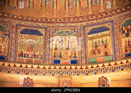 Die farbenfrohe Decke des Goenka Chhatri befindet sich in der Nähe des Shivgarh Fort, das heute in ein Heritage Hotel in Dundlod, Shekhawati, Rajasthan, Indien umgewandelt wurde Stockfoto