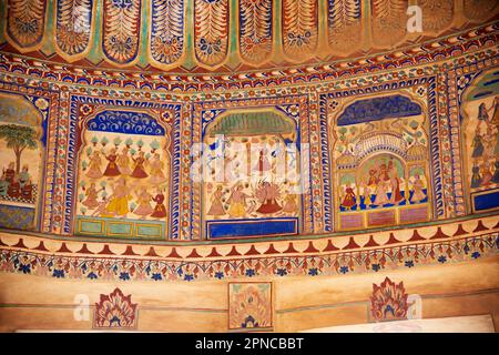 Die farbenfrohe Decke des Goenka Chhatri befindet sich in der Nähe des Shivgarh Fort, das heute in ein Heritage Hotel in Dundlod, Shekhawati, Rajasthan, Indien umgewandelt wurde Stockfoto