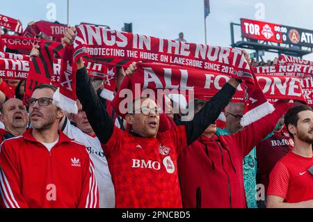 Toronto, ONTARIO, Kanada - 15. April: Die Fans des Toronto FC unterstützen das Team beim MLS-Saisonspiel 2023 zwischen dem Toronto FC (Kanada) und der Atlanta U Stockfoto