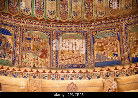 Die farbenfrohe Decke des Goenka Chhatri befindet sich in der Nähe des Shivgarh Fort, das heute in ein Heritage Hotel in Dundlod, Shekhawati, Rajasthan, Indien umgewandelt wurde Stockfoto