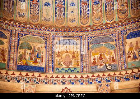 Die farbenfrohe Decke des Goenka Chhatri befindet sich in der Nähe des Shivgarh Fort, das heute in ein Heritage Hotel in Dundlod, Shekhawati, Rajasthan, Indien umgewandelt wurde Stockfoto