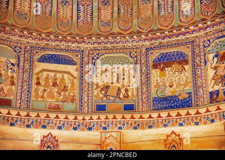 Die farbenfrohe Decke des Goenka Chhatri befindet sich in der Nähe des Shivgarh Fort, das heute in ein Heritage Hotel in Dundlod, Shekhawati, Rajasthan, Indien umgewandelt wurde Stockfoto