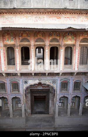 Kamal Morarka Haveli Museum in Shekhawati mit gemalten Wandmalereien in Nawalgarh, Rajasthan, Indien Stockfoto