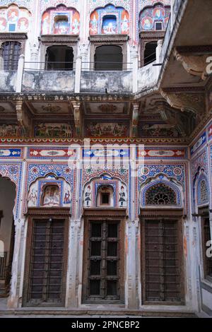 Kamal Morarka Haveli Museum in Shekhawati mit gemalten Wandmalereien in Nawalgarh, Rajasthan, Indien Stockfoto