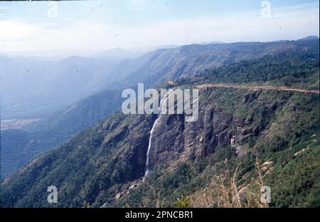 Munnar ist eine Stadt im westlichen Ghats-Gebirge im indischen Bundesstaat Kerala. Eine Bergstation und ehemaliges Resort der britischen Raj Elite, ist von sanften Hügeln umgeben, die mit Teeplantagen aus dem späten 19. Jahrhundert übersät sind. Der Eravikulam-Nationalpark, ein Lebensraum für die vom Aussterben bedrohte Bergziege Nilgiri tahr, beherbergt die Lakkam Wasserfälle, Wanderwege und den 2.695m m hohen Anamudi Peak. Stockfoto