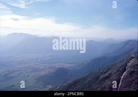 Munnar ist eine Stadt im westlichen Ghats-Gebirge im indischen Bundesstaat Kerala. Eine Bergstation und ehemaliges Resort der britischen Raj Elite, ist von sanften Hügeln umgeben, die mit Teeplantagen aus dem späten 19. Jahrhundert übersät sind. Der Eravikulam-Nationalpark, ein Lebensraum für die vom Aussterben bedrohte Bergziege Nilgiri tahr, beherbergt die Lakkam Wasserfälle, Wanderwege und den 2.695m m hohen Anamudi Peak. Stockfoto