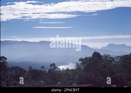 Munnar ist eine Stadt im westlichen Ghats-Gebirge im indischen Bundesstaat Kerala. Eine Bergstation und ehemaliges Resort der britischen Raj Elite, ist von sanften Hügeln umgeben, die mit Teeplantagen aus dem späten 19. Jahrhundert übersät sind. Der Eravikulam-Nationalpark, ein Lebensraum für die vom Aussterben bedrohte Bergziege Nilgiri tahr, beherbergt die Lakkam Wasserfälle, Wanderwege und den 2.695m m hohen Anamudi Peak. Stockfoto