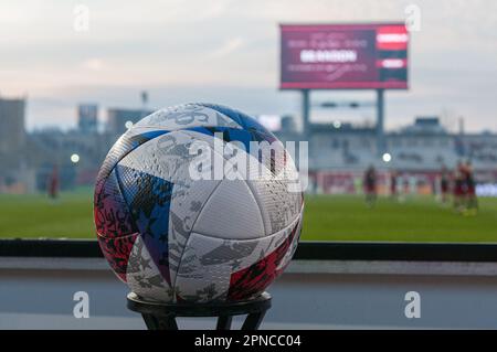 Toronto, ONTARIO, Kanada - 15. April: Sehen Sie sich den Spielball mit dem MLS-Logo während des regulären MLS-Saisonspiels 2023 zwischen dem Toronto FC (Kanada) und der Atlanta Uni an Stockfoto