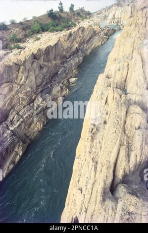 Die Marmorfelsen sind ein Gebiet entlang des Narmada im Zentrum Indiens in der Nähe der Stadt Jabalpur; im Bezirk Bhedaghat von Jabalpur, im Bundesstaat Madhya Pradesh. Stockfoto