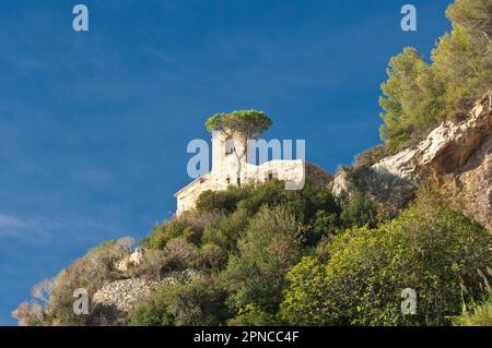 Die Kirche San Lorenzo während des Ausflugs zur Ampel Capo Noli, Klettern von Varigotti. Noli, Savona, Ligurien, Italien Stockfoto