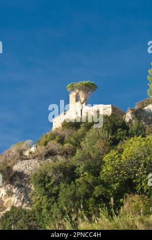 Die Kirche San Lorenzo während des Ausflugs zur Ampel Capo Noli, Klettern von Varigotti. Noli, Savona, Ligurien, Italien Stockfoto