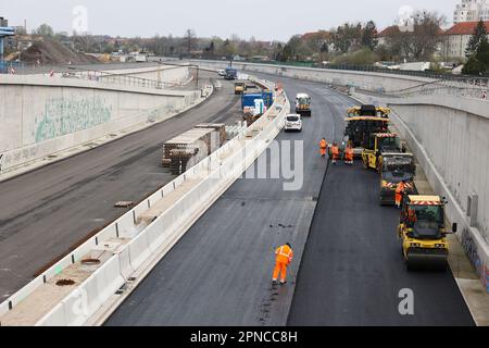 Berlin, Deutschland. 18. April 2023. Auf der Baustelle A100 wird eine Fahrbahn mit einer Asphaltschicht gerollt. Kredit: Jörg Carstensen/dpa/Alamy Live News Stockfoto