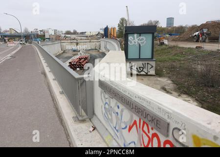 Berlin, Deutschland. 18. April 2023. Blick von der Mathilde Rathenau Brücke auf die Baustelle der Autobahn A100. Kredit: Jörg Carstensen/dpa/Alamy Live News Stockfoto