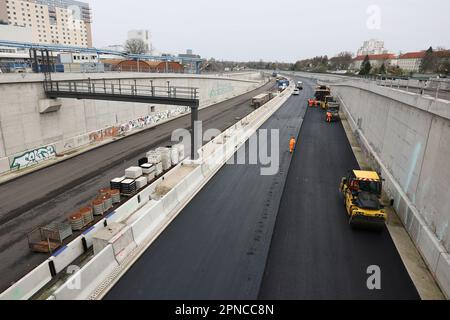 Berlin, Deutschland. 18. April 2023. Auf der Baustelle A100 wird eine Fahrbahn mit einer Asphaltschicht gerollt. Kredit: Jörg Carstensen/dpa/Alamy Live News Stockfoto