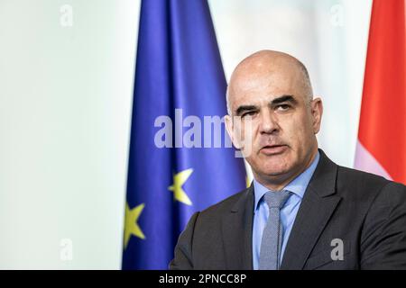 Berlin, Deutschland. 18. April 2023. Bundespräsident der Schweizerischen Eidgenossenschaft Alain Berset anlässlich einer gemeinsamen Pressekonferenz mit Bundeskanzler Olaf Scholz im Bundeskanzleramt Berlin am 18. April 2023. Copyright: Leon Kuegeler/photothek.de Kredit: dpa/Alamy Live News Stockfoto