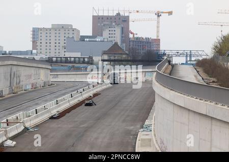 Berlin, Deutschland. 18. April 2023. Blick auf die Baustelle von A100 mit Blick auf das Estrel Hotel im Hintergrund. Kredit: Jörg Carstensen/dpa/Alamy Live News Stockfoto