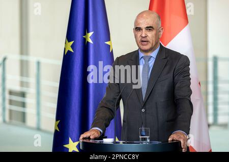 Berlin, Deutschland. 18. April 2023. Bundespräsident der Schweizerischen Eidgenossenschaft Alain Berset anlässlich einer gemeinsamen Pressekonferenz mit Bundeskanzler Olaf Scholz im Bundeskanzleramt Berlin am 18. April 2023. Copyright: Leon Kuegeler/photothek.de Kredit: dpa/Alamy Live News Stockfoto