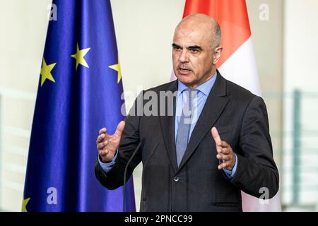 Berlin, Deutschland. 18. April 2023. Bundespräsident der Schweizerischen Eidgenossenschaft Alain Berset anlässlich einer gemeinsamen Pressekonferenz mit Bundeskanzler Olaf Scholz im Bundeskanzleramt Berlin am 18. April 2023. Copyright: Leon Kuegeler/photothek.de Kredit: dpa/Alamy Live News Stockfoto