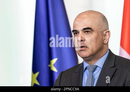 Berlin, Deutschland. 18. April 2023. Bundespräsident der Schweizerischen Eidgenossenschaft Alain Berset anlässlich einer gemeinsamen Pressekonferenz mit Bundeskanzler Olaf Scholz im Bundeskanzleramt Berlin am 18. April 2023. Copyright: Leon Kuegeler/photothek.de Kredit: dpa/Alamy Live News Stockfoto