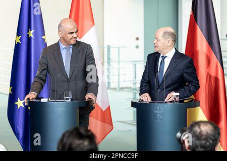 Berlin, Deutschland. 18. April 2023. Pressekonferenz mit Bundeskanzler Olaf Scholz mit dem Bundespräsidenten der Schweizerischen Eidgenossenschaft Alain Berset im Bundeskanzleramt Berlin am 18. April 2023. Copyright: Leon Kuegeler/photothek.de Kredit: dpa/Alamy Live News Stockfoto