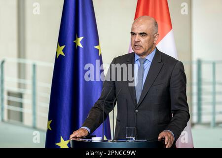 Berlin, Deutschland. 18. April 2023. Bundespräsident der Schweizerischen Eidgenossenschaft Alain Berset anlässlich einer gemeinsamen Pressekonferenz mit Bundeskanzler Olaf Scholz im Bundeskanzleramt Berlin am 18. April 2023. Copyright: Leon Kuegeler/photothek.de Kredit: dpa/Alamy Live News Stockfoto