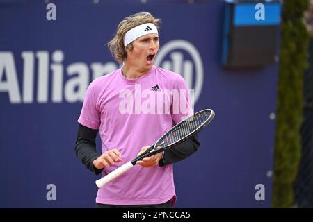 München. 18. April 2023. Alexander ZVEREV (GER) während des Trainings, gähnt, gähnt. Action, Einzelbild, zugeschnittenes Einzelmotiv, halbe Figur, halbe Figur, Tennis BMW Open 2023 am 18. April 2023 in München. Kredit: dpa/Alamy Live News Stockfoto