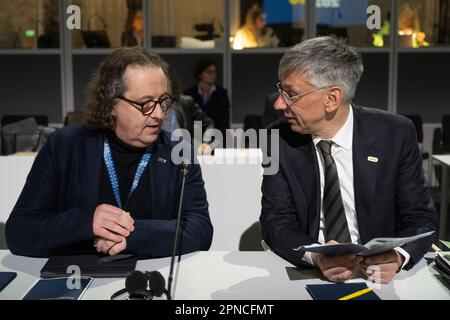 Stockholm, Schweden. 18. April 2023. Lars Baumgürtel (CEO, ZINQ, Deutschland) und Stefan Tidow (Staatssekretär im Bundesministerium für Umwelt, Naturschutz, nukleare Sicherheit und Verbraucher, Deutschland) anlässlich des informellen Treffens der EU-Umweltminister bei der skandinavischen XPO in Märsta außerhalb Stockholms, Schweden, am 18. April 2023. Foto: Henrik Montgomery/TT/Code 10060 Kredit: TT News Agency/Alamy Live News Stockfoto
