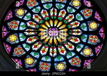 Song Vinh Church. Buntglas. Rose. Vietnam. Stockfoto