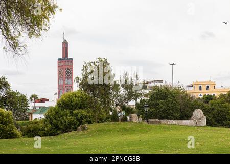 Tanger, Marokko 2022: Stadtzentrum Medina mit weißen Mauern und Geschäften Stockfoto