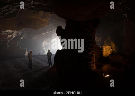 Tanger, Marokko 2022: Archäologischer Komplex der Herkules-Höhlen in Cape Spartel, beliebter Touristenort Stockfoto