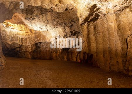 Tanger, Marokko 2022: Archäologischer Komplex der Herkules-Höhlen in Cape Spartel, beliebter Touristenort Stockfoto