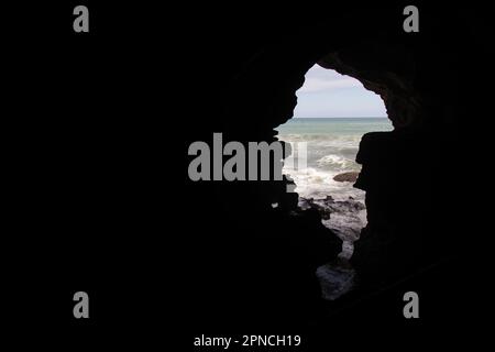 Tanger, Marokko 2022: Archäologischer Komplex der Herkules-Höhlen in Cape Spartel, beliebter Touristenort Stockfoto