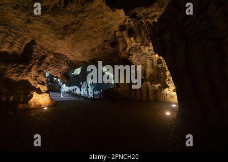 Tanger, Marokko 2022: Archäologischer Komplex der Herkules-Höhlen in Cape Spartel, beliebter Touristenort Stockfoto