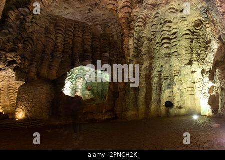 Tanger, Marokko 2022: Archäologischer Komplex der Herkules-Höhlen in Cape Spartel, beliebter Touristenort Stockfoto