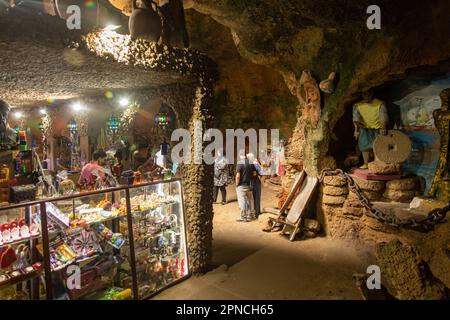 Tanger, Marokko 2022: Archäologischer Komplex der Herkules-Höhlen in Cape Spartel, beliebter Touristenort Stockfoto