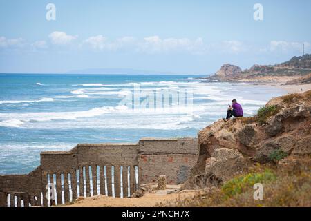 Tanger, Marokko 2022: Menschen am Strand in der Nähe der Höhlen von Herkules in Cape Spartel Stockfoto