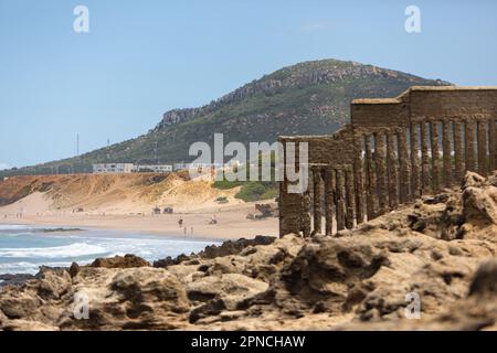 Tanger, Marokko 2022: Menschen am Strand in der Nähe der Höhlen von Herkules in Cape Spartel Stockfoto