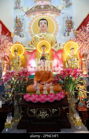 Phu Sohn TU buddhistischer Tempel. Hauptaltar. Shakyamuni-Buddha-Statue. Tan Chau. Vietnam. Stockfoto