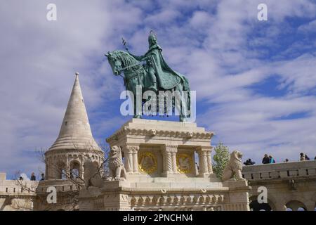 Reiterstatue von St. Stephen (Szent Istvan Kiraly) mit der Fischerbastei dahinter, Burgviertel, Budapest Stockfoto