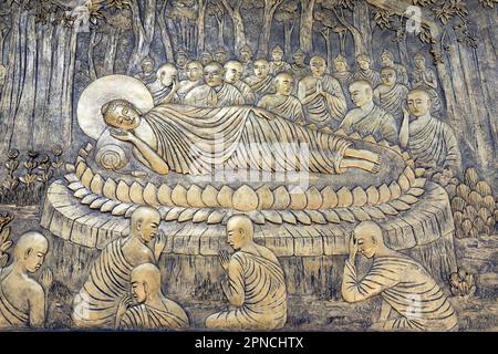 Tinh Xa Ngoc Chau Pagode. Das Leben Buddhas, Siddhartha Gautama. Zurückgelehnter Buddha. Nach 45 Jahren Dharma-Unterricht kam der Buddha nach Parinirv Stockfoto
